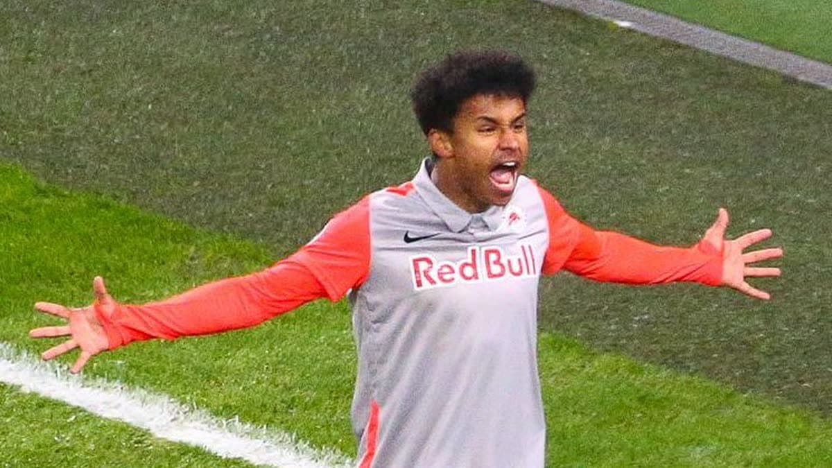 Karim Adeyemi, RB Salzburg formasıyla gol sevinci yaşarken (2020 arşiv görüntüsü)