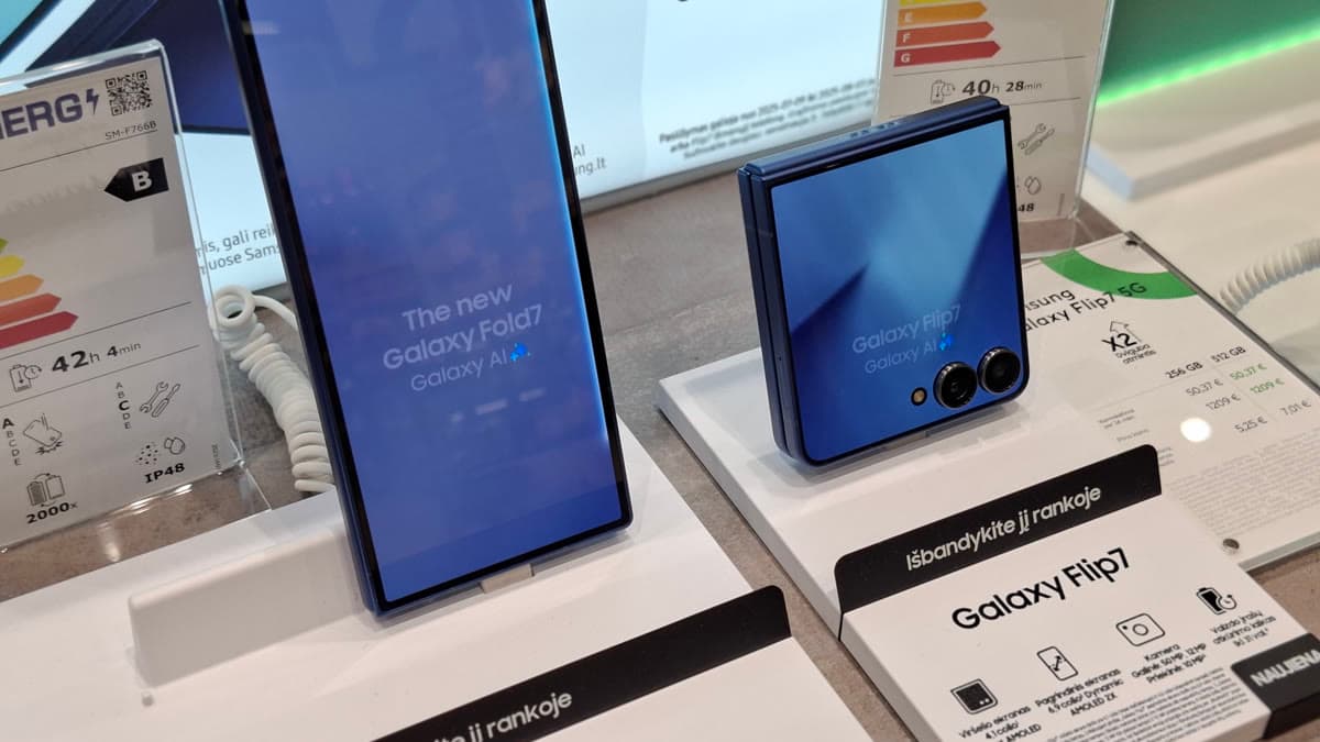 Bir mağaza vitrininde sergilenen Samsung Galaxy Fold7 ve Galaxy Flip7 katlanabilir telefonları
