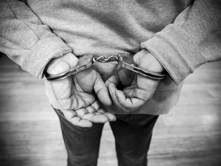 Kelepçeli bir şahıs, arkadan (temsilî görsel) — uyuşturucu ticaretinden aranan zanlı Beyoğlu'nda yakalandı