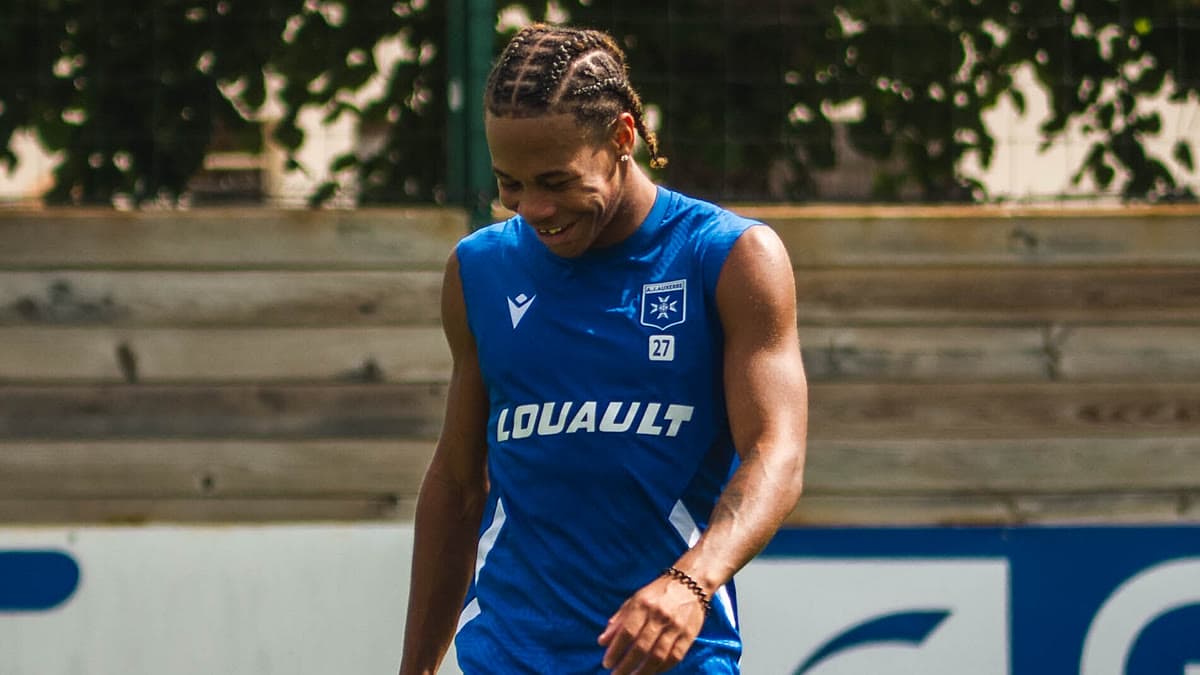 Auxerre antrenman formasıyla sahada duran Kevin Danois; formada AJA arması ve 27 numara görünüyor