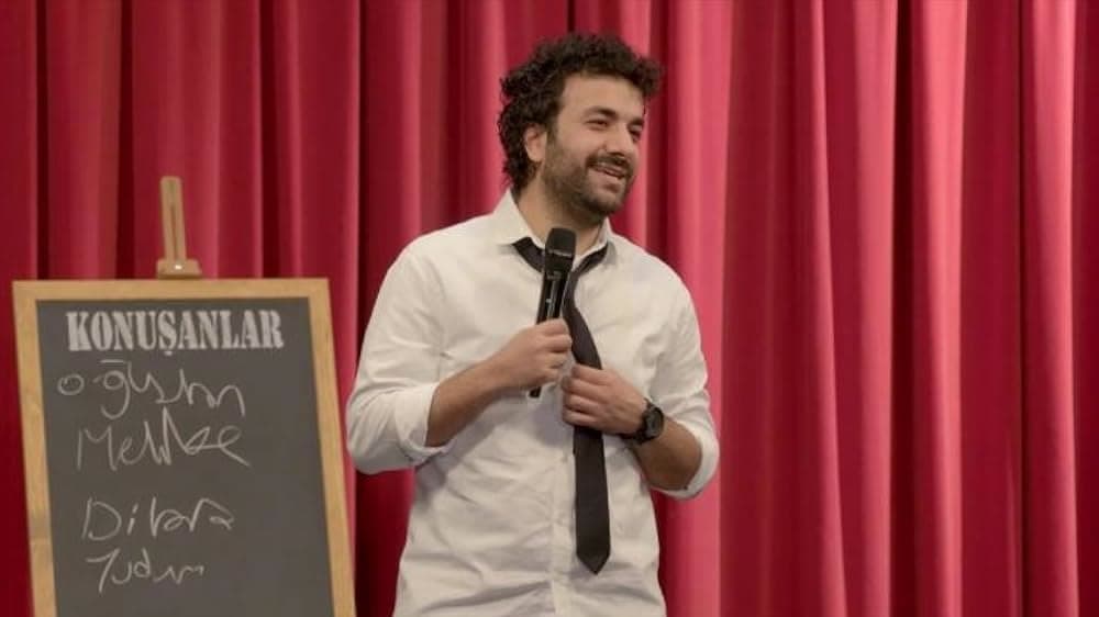 Hasan Can Kaya, "Konuşanlar" programının sahnesinde mikrofonla