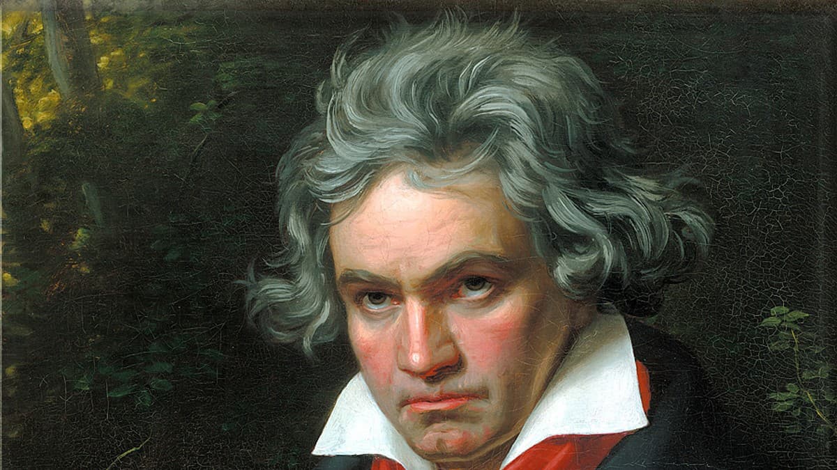 Ludwig van Beethoven'ın 1820 tarihli ünlü portresi — dalgalı gri saçları ve kırmızı kravatıyla yakın plan