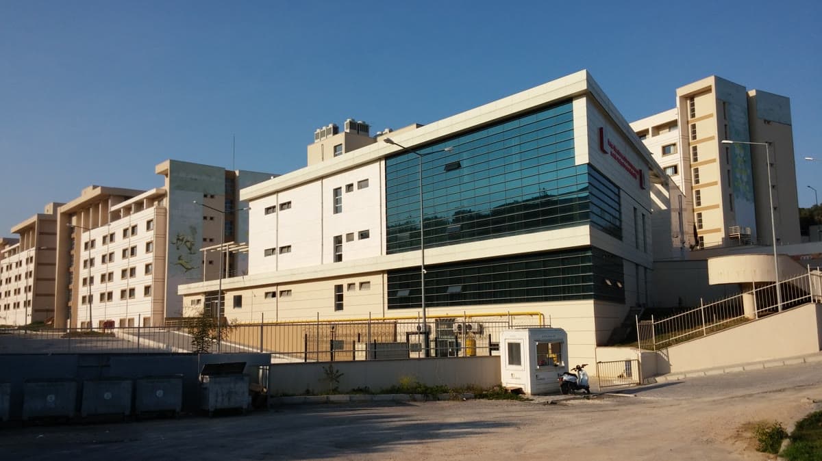 Mersin'de bir devlet öğrenci yurdu (KYK yurdu) binasının dış görünümü