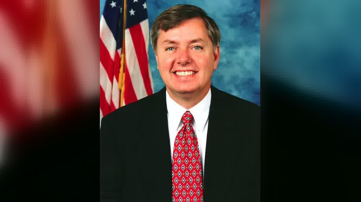 ABD Senatörü Lindsey Graham resmi portresi (16:9 güvenli alan, yüz tam görünür)
