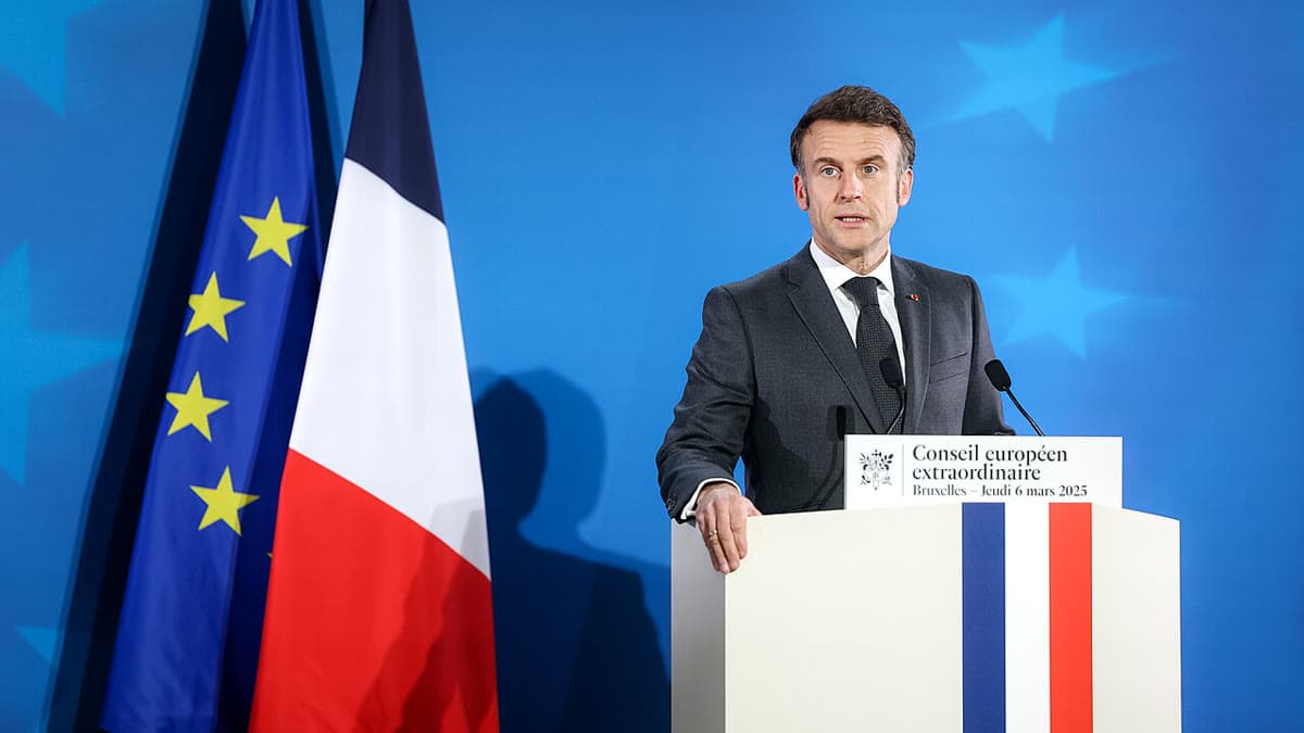 Fransa Cumhurbaşkanı Emmanuel Macron, 6 Mart 2025'te Brüksel'deki AB Olağanüstü Zirvesi basın toplantısında konuşuyor