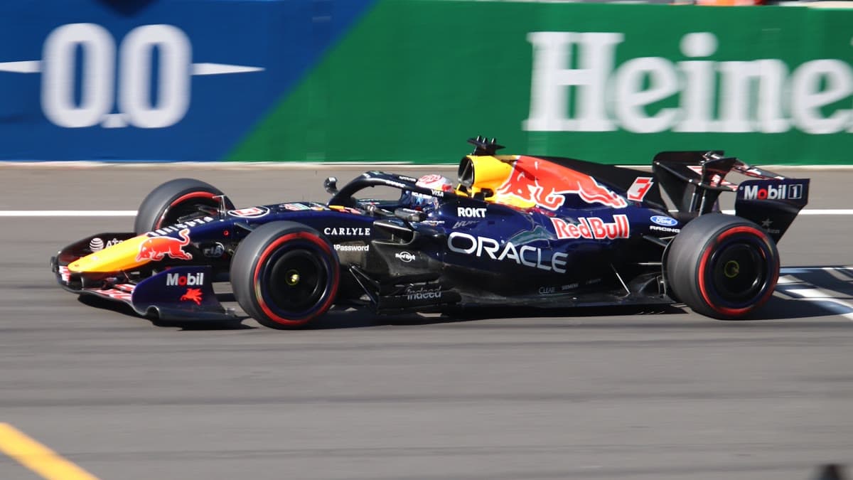Max Verstappen'in Red Bull/Oracle liverili F1 aracı pistte (2026 Çin GP'sinden arşiv fotoğrafı)