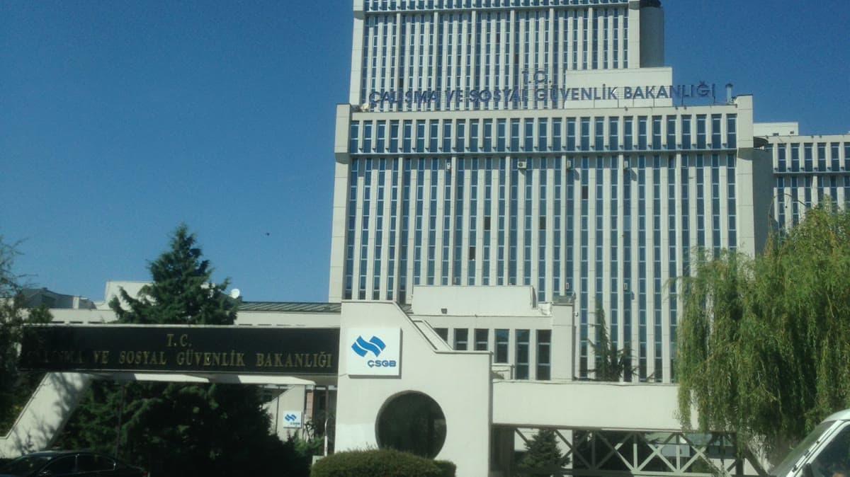 Çalışma ve Sosyal Güvenlik Bakanlığı (ÇSGB) binası ve tabelası