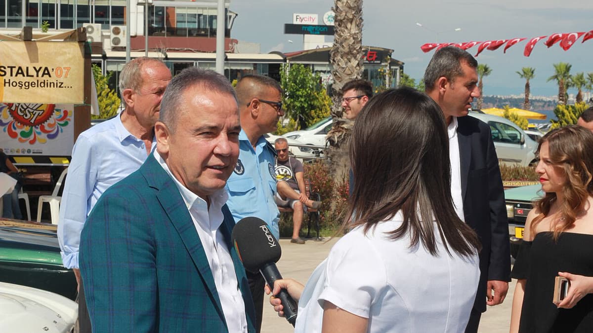 Muhittin Böcek, bir basın mensubuna röportaj verirken (2017 tarihli arşiv fotoğrafı)