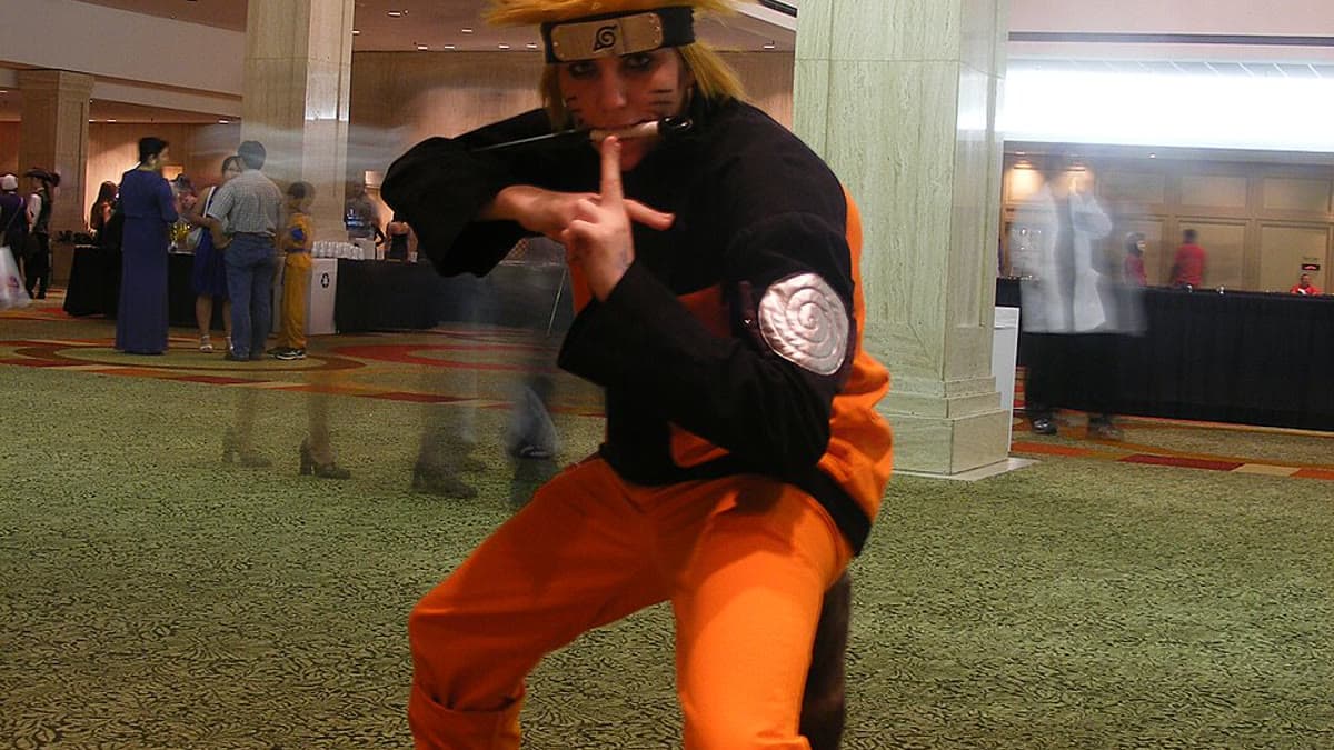 Naruto Uzumaki kostümüyle hazır duruşta poz veren bir kostüm tutkunu (cosplayer)