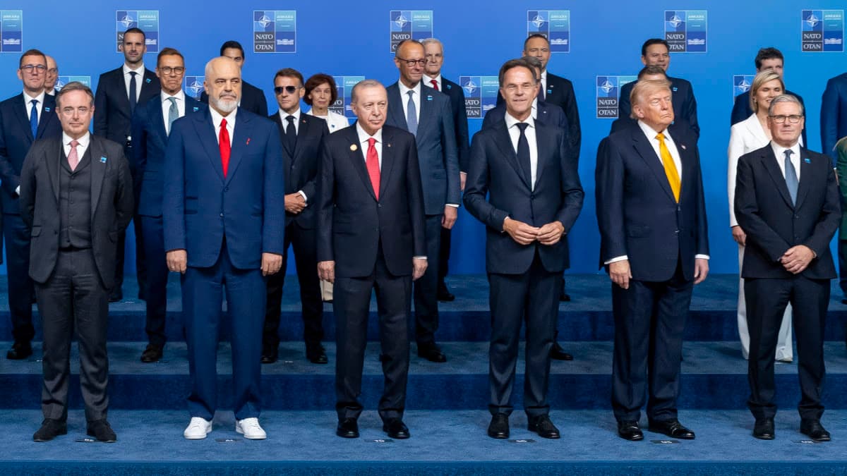 NATO liderleri Ankara Zirvesi'nin aile fotoğrafı çekiminde — ön sırada Erdoğan, Rutte ve Trump