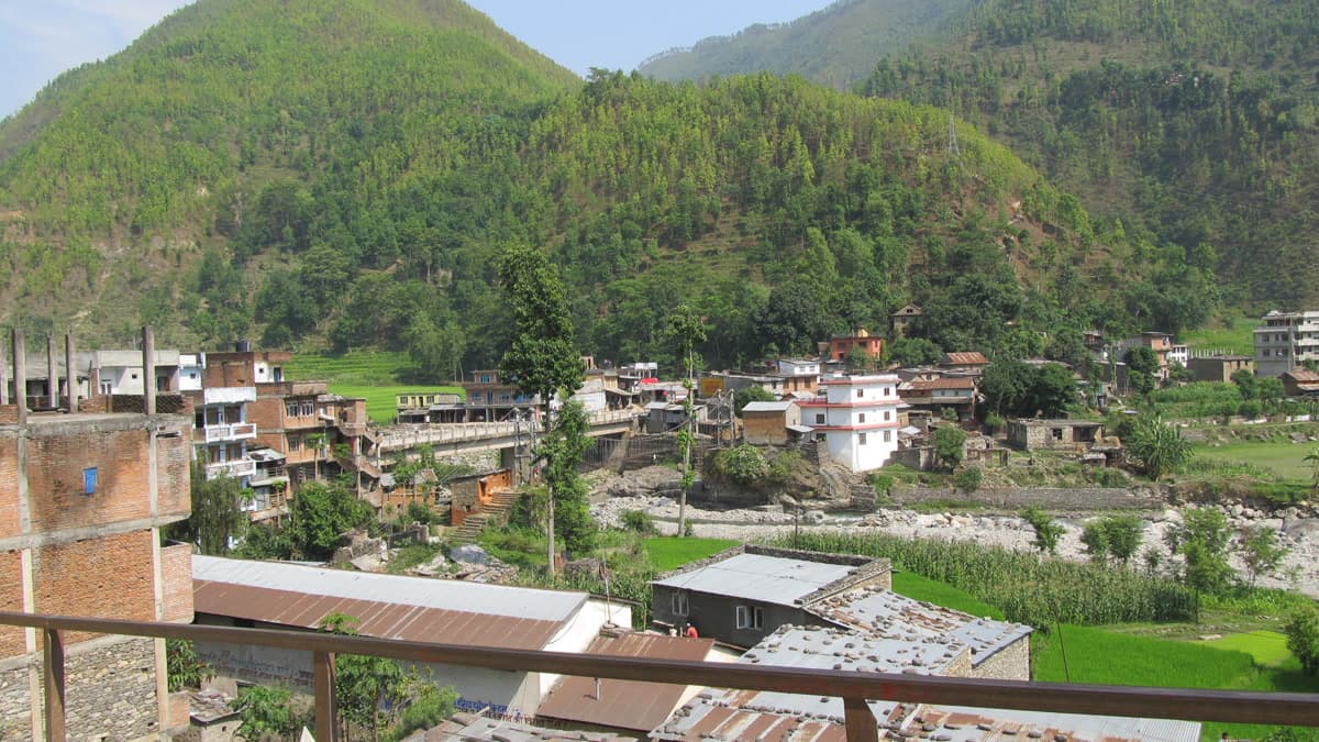 Nepal'in Betrawati kasabasının dağlar arasındaki genel görünümü (temsilî görsel, sel öncesinden)