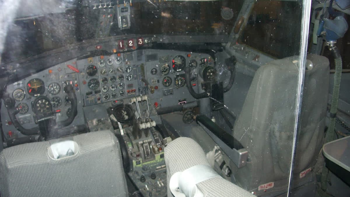 Bir yolcu uçağının kokpiti — pilot koltukları ve gösterge paneli (temsilî görsel)