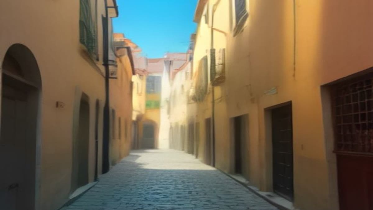 Güney Avrupa'da arnavut kaldırımlı dar bir sokak ve pastel renkli binalar (temsilî görsel)