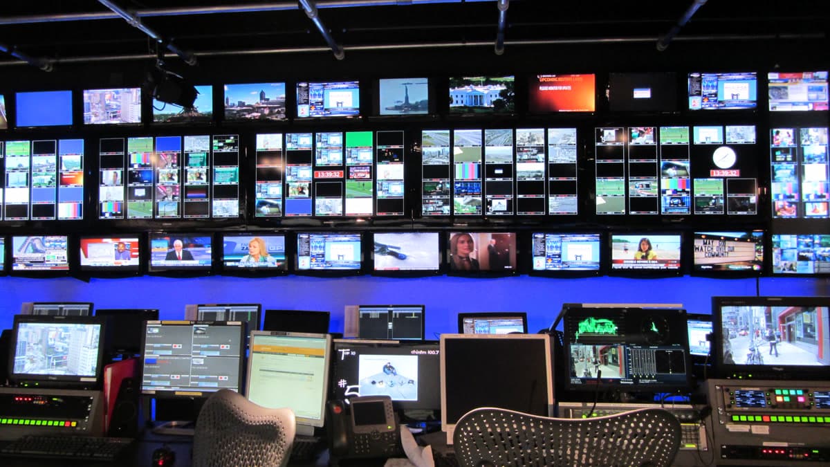 Çok sayıda ekrandan oluşan bir TV yayın kontrol odası (temsilî görsel, haberde adı geçen programların stüdyosu değildir)