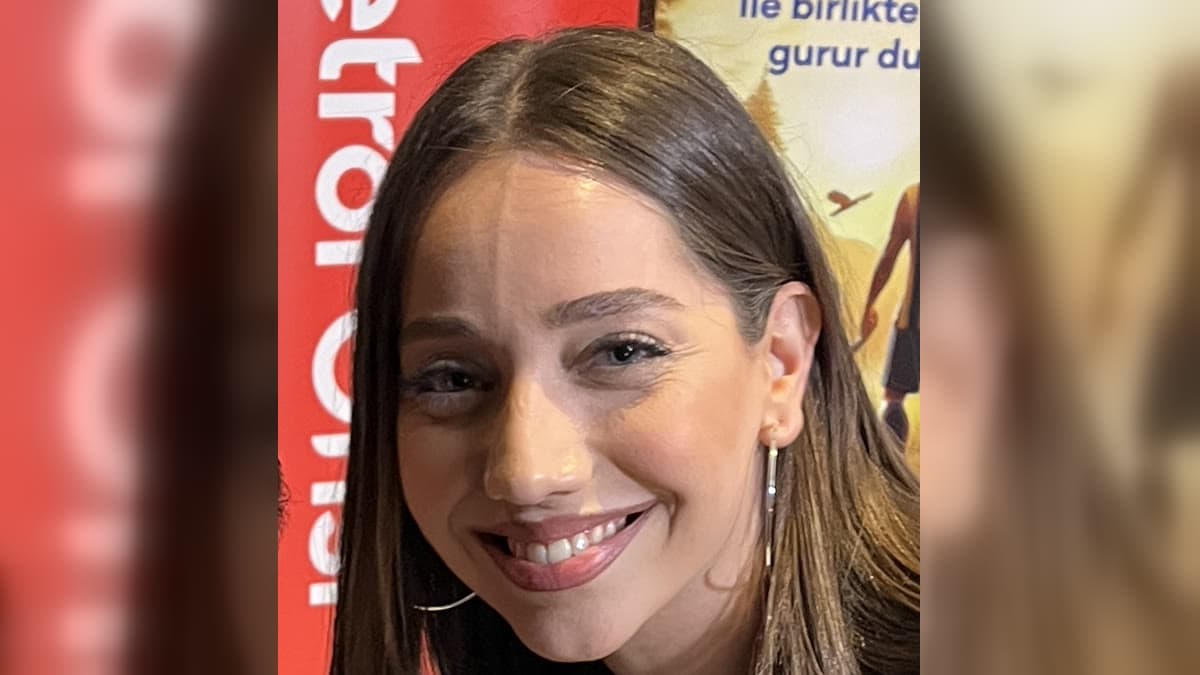 Sevdan Bir Ateş dizisinde Leyla'yı canlandıran Özge Özacar