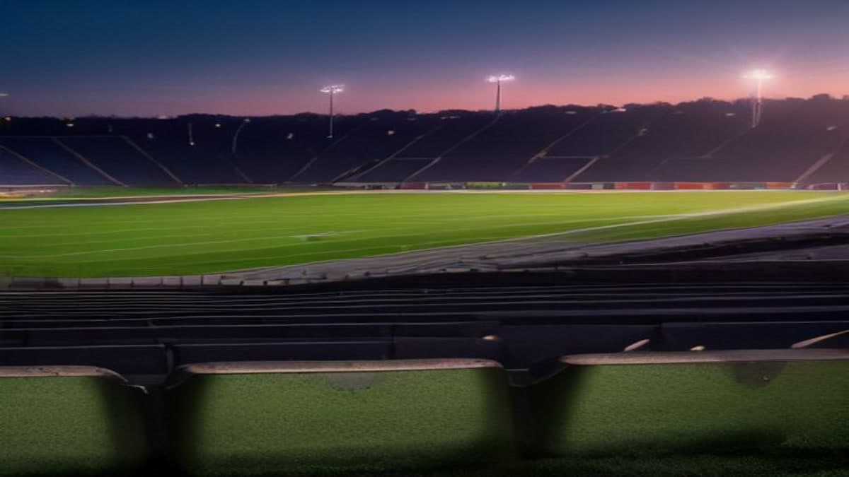 Alacakaranlıkta tribünden görünen boş futbol stadyumu ve saha (temsilî görsel)