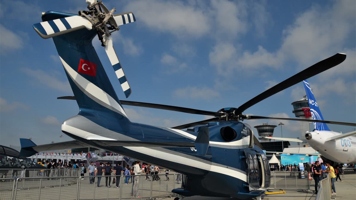 TUSAŞ'ın ürettiği T625 Gökbey helikopteri pistte sergileniyor, kuyruğunda Türk bayrağı görünüyor