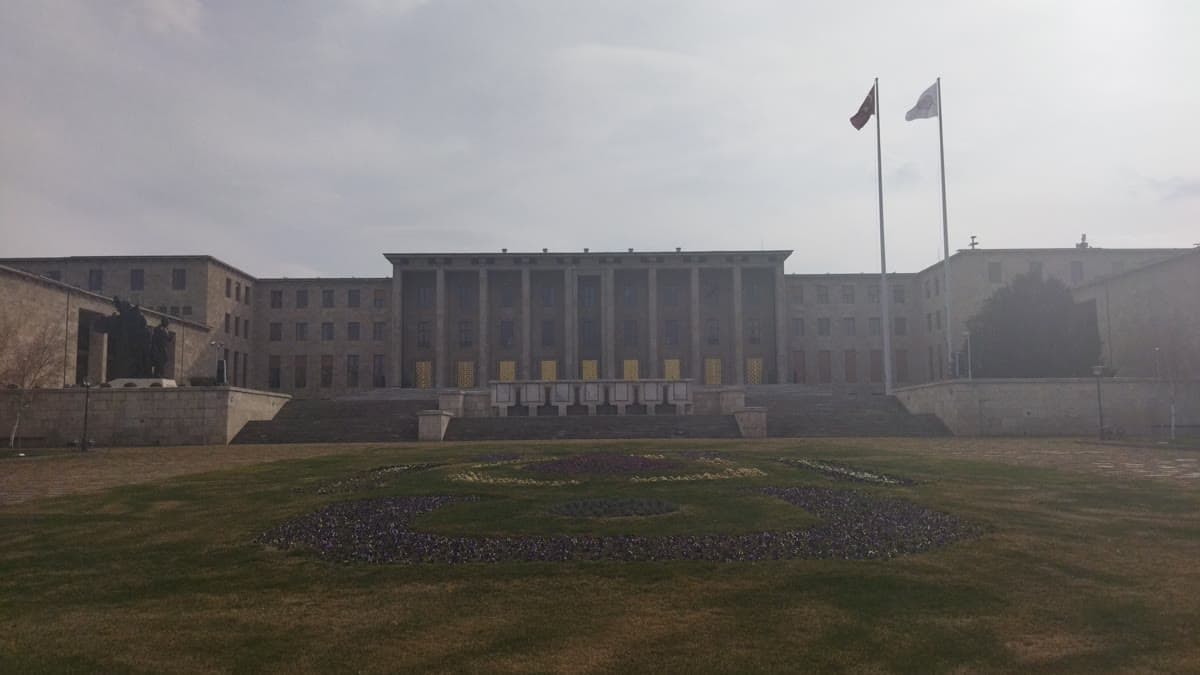 TBMM Meclis binasının bahçe cephesi, Türk bayrağı ve çiçek desenleriyle