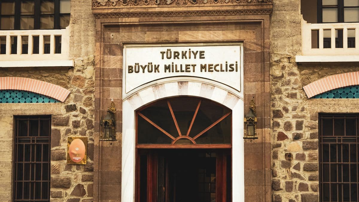 Ankara'daki Türkiye Büyük Millet Meclisi binasının giriş cephesi (temsilî görsel)