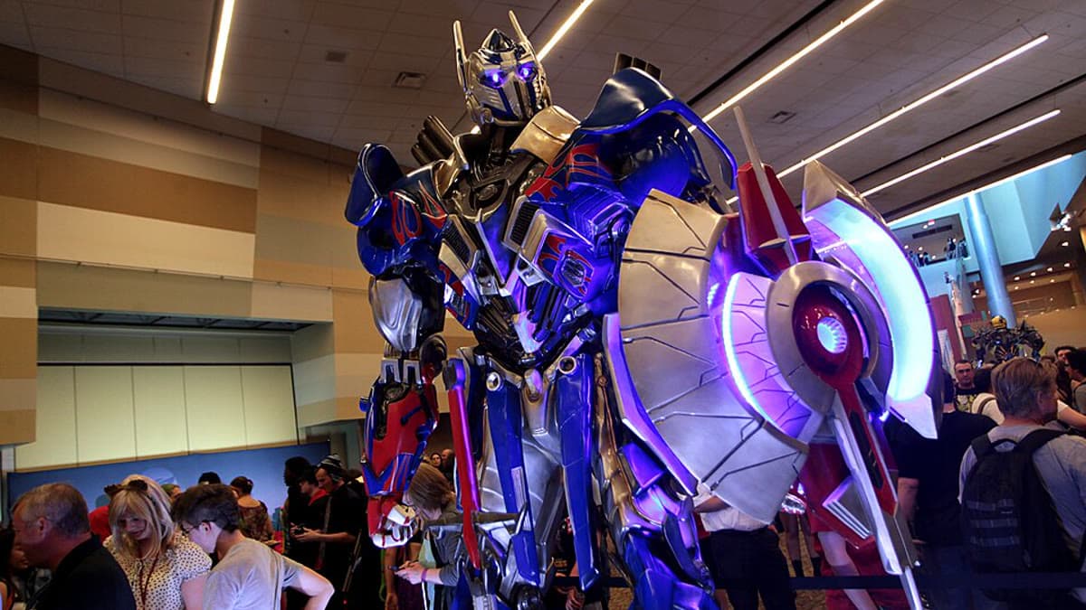 Bir hayran etkinliğinde sergilenen tam boy Optimus Prime kostümü/heykeli