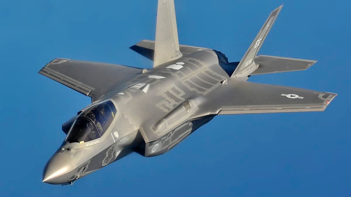 Uçuş halindeki F-35A Lightning II savaş uçağı