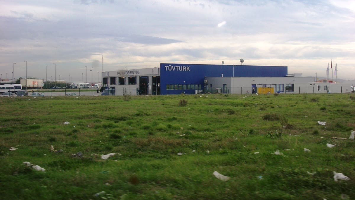 Cephesinde "TÜVTÜRK" ve "Araç Muayene İstasyonu" tabelası bulunan gerçek bir TÜVTÜRK istasyonu binası