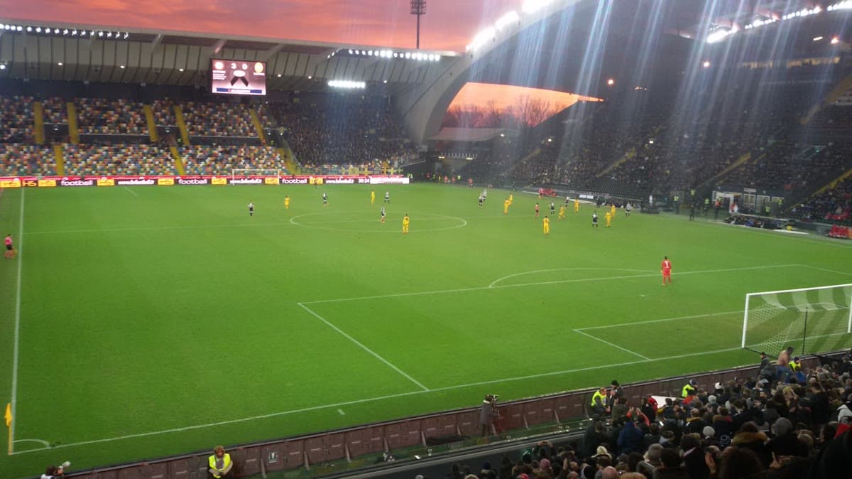 Bluenergy Stadium'da (Udine) gün batımında oynanan bir Udinese maçından geniş açı görüntü