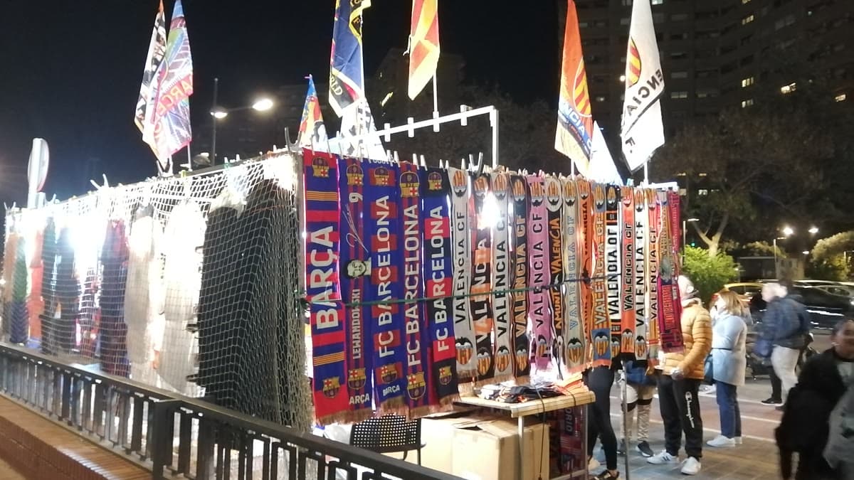 Mestalla Stadyumu dışında satışa sunulan FC Barcelona ve Valencia CF forma atkıları