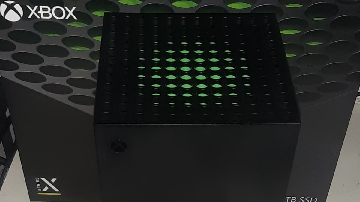 Zam yapılan modellerden Xbox Series X konsolu ve kutusu