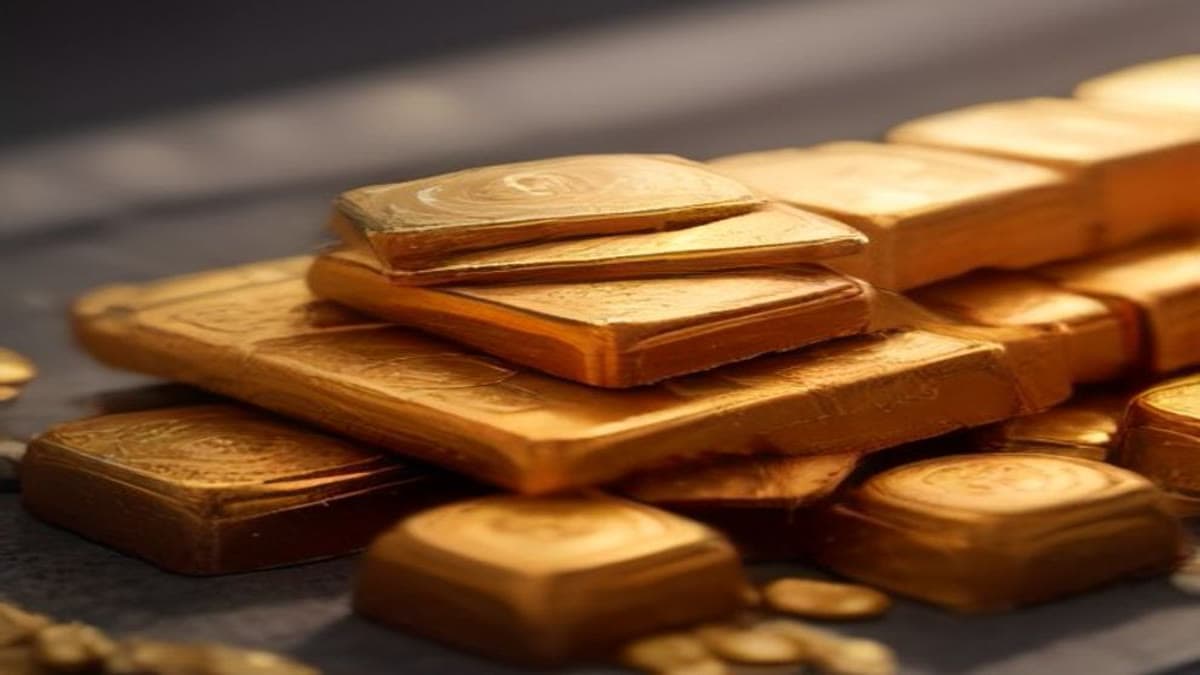 Üst üste dizilmiş altın külçeler ve altın sikkeler (temsilî görsel)