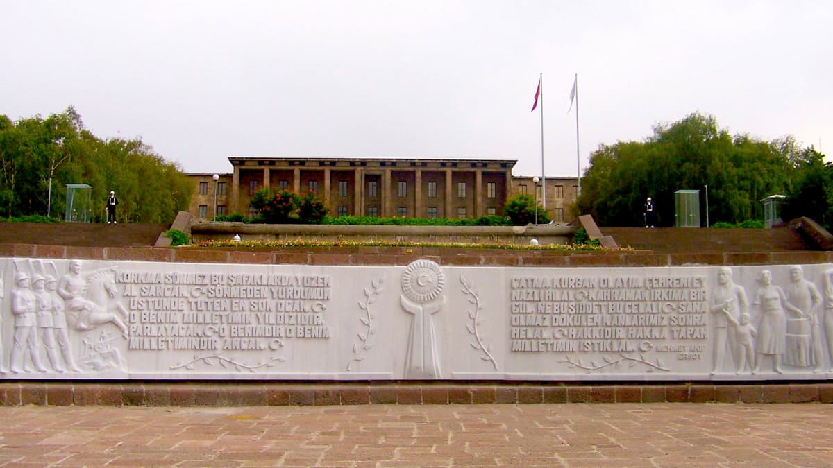 Ankara'da Türkiye Büyük Millet Meclisi binası ve önündeki İstiklal Marşı kabartması