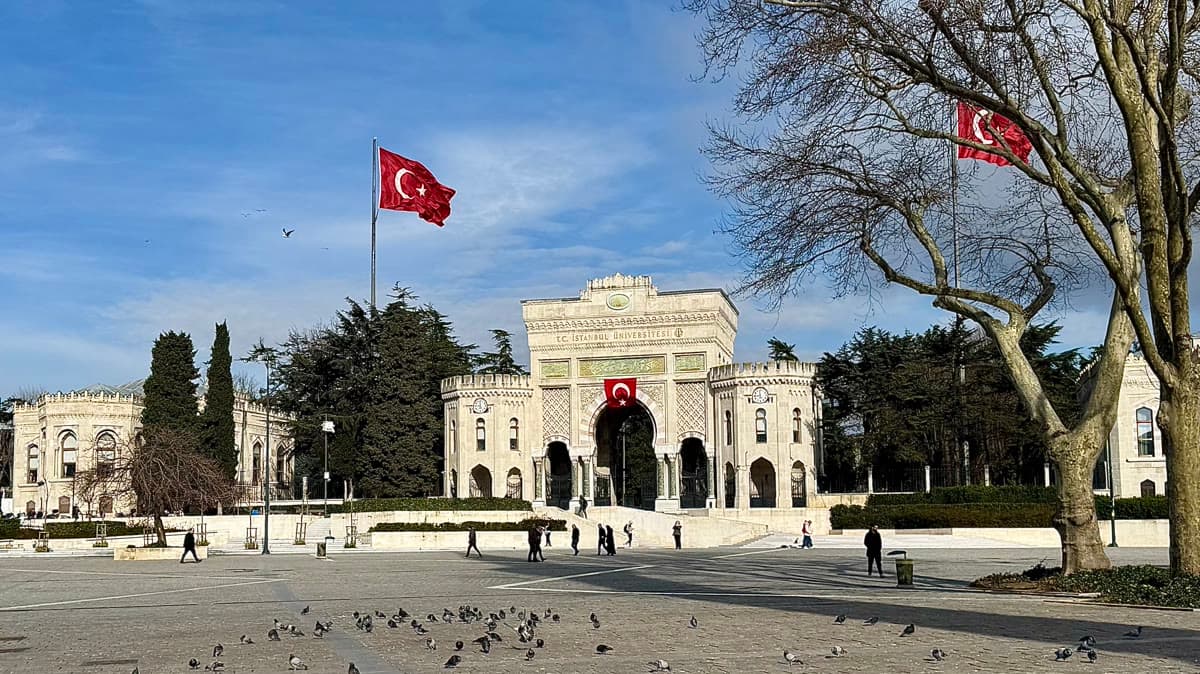 İstanbul Üniversitesi tarihi giriş kapısı ve önündeki meydan (temsilî görsel)