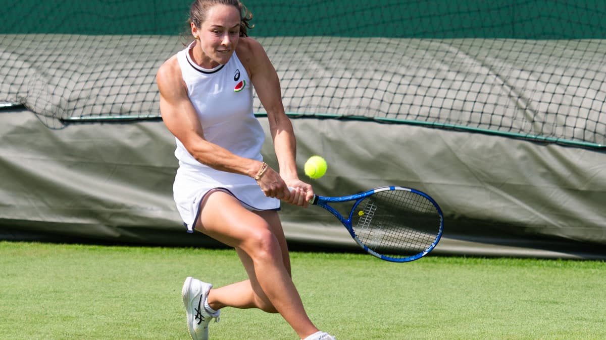 Milli tenisçi Zeynep Sönmez kortta iki elle backhand vuruşu yaparken (arşiv fotoğrafı) — ABD Açık haberinin kapağı