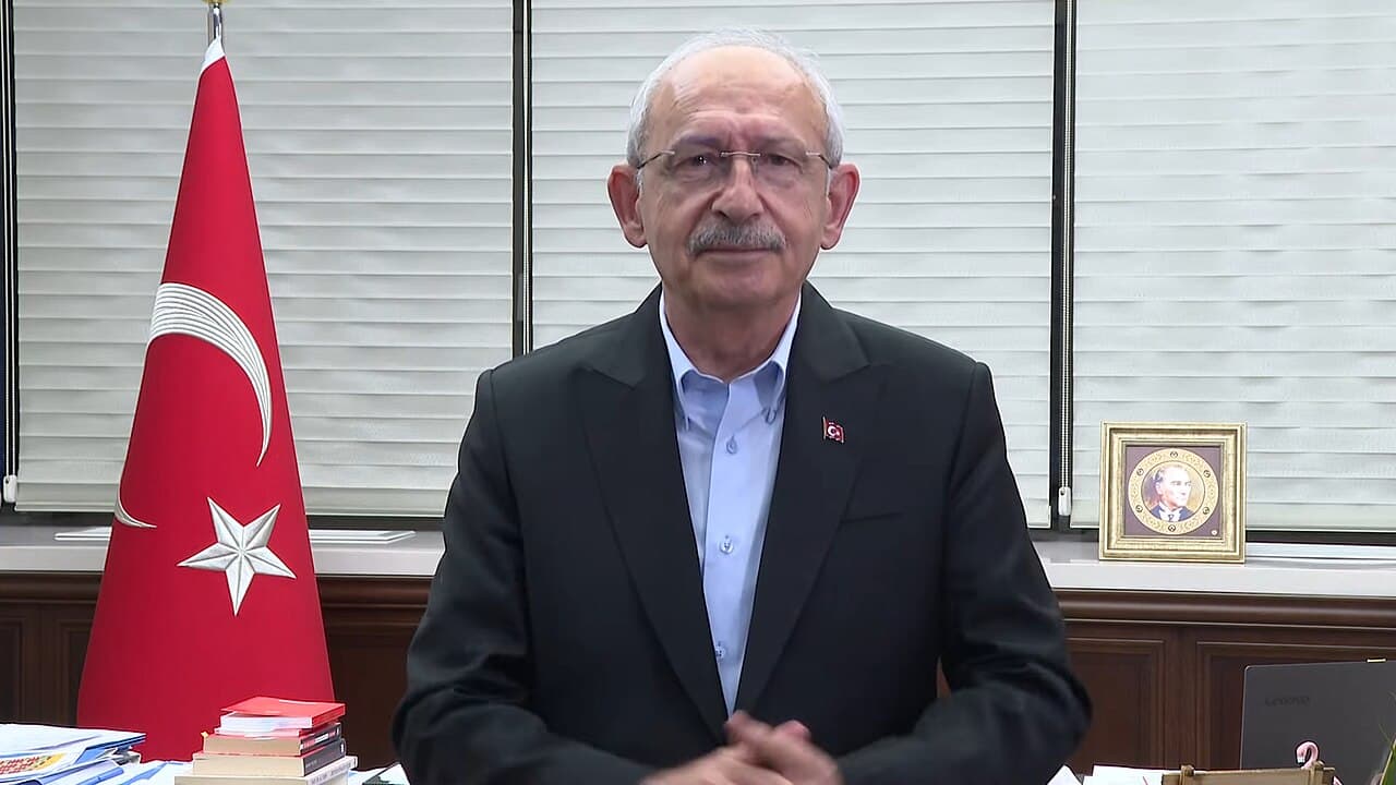 CHP Genel Başkanı Kemal Kılıçdaroğlu ofisinde konuşma yaparken