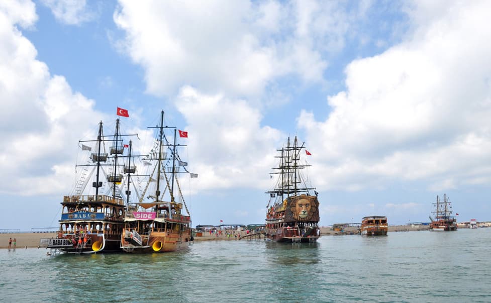 Side’den Manavgat Irmağı’na turist tekneleri (temsilî görsel — olayla doğrudan ilgisi yoktur)