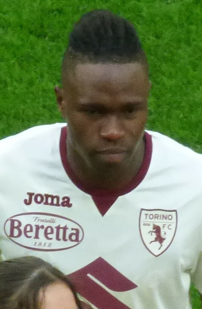 Wilfried Singo, Torino forması ve kulüp armasıyla yakın planda (Ağustos 2023, arşiv görüntüsü)
