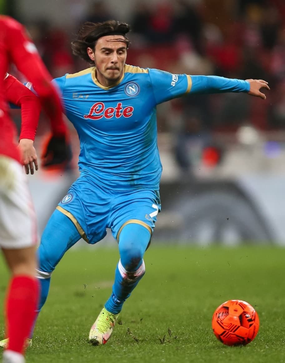 Eljif Elmas, Napoli forması ve topla sahada (arşiv görüntü) — Beşiktaş, RB Leipzig'deki oyuncuyu gündemine aldı