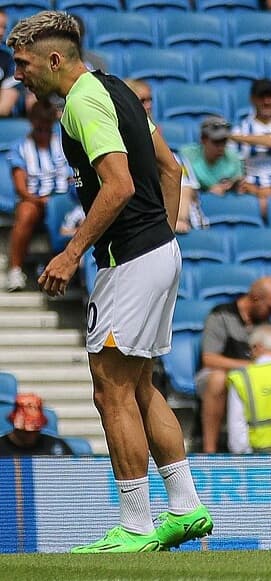 Julio Enciso, Brighton forması ve ısınma sırasında (arşiv fotoğrafı, 2022)