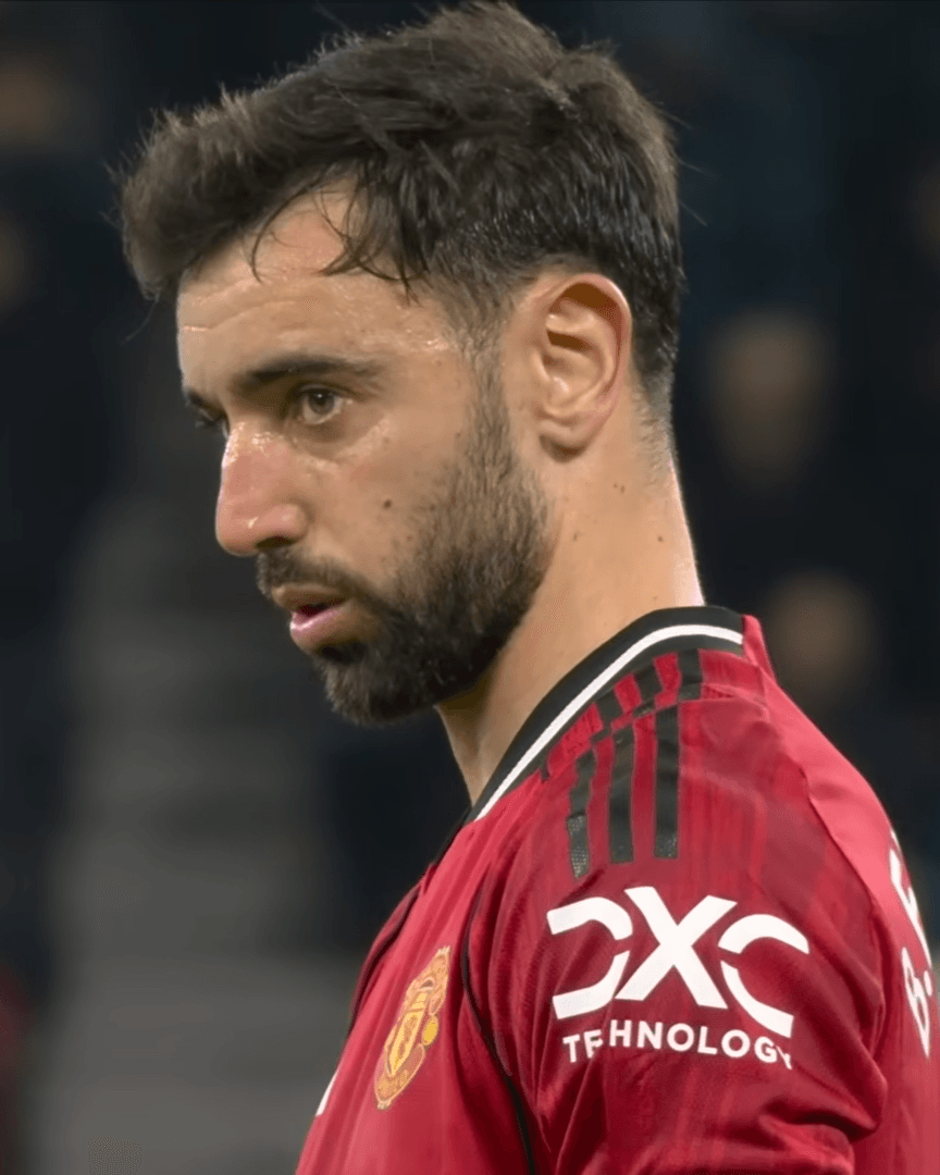 Bruno Fernandes, Manchester United forması ve armasıyla yakın planda (Aralık 2025)