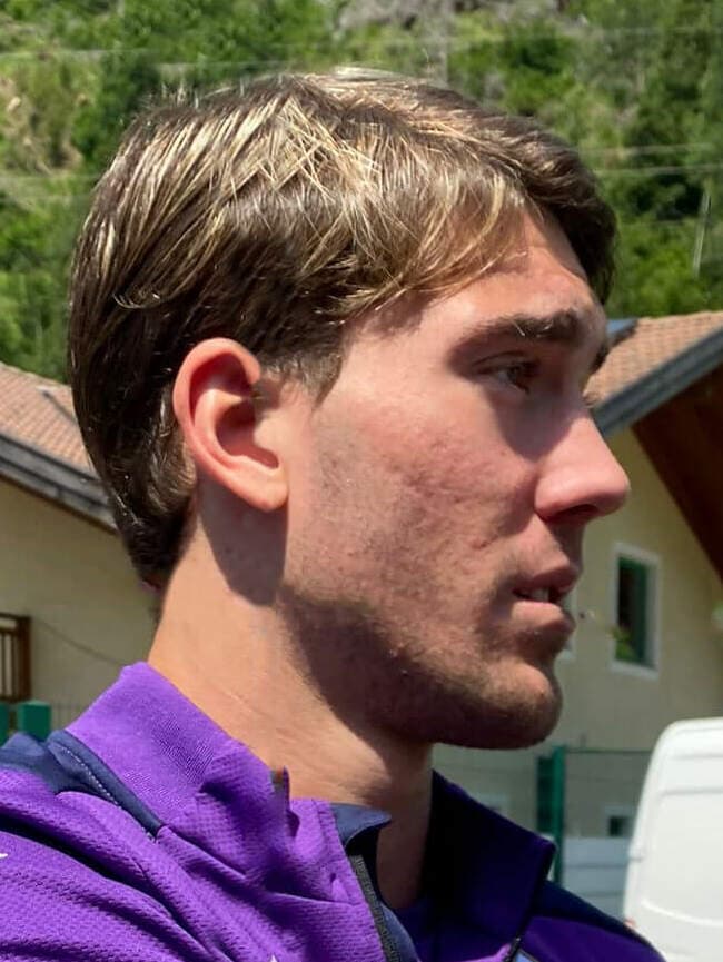 Dušan Vlahović, Fiorentina antrenman üstüyle yakın planda (2021, Moena kampı arşiv görüntüsü)