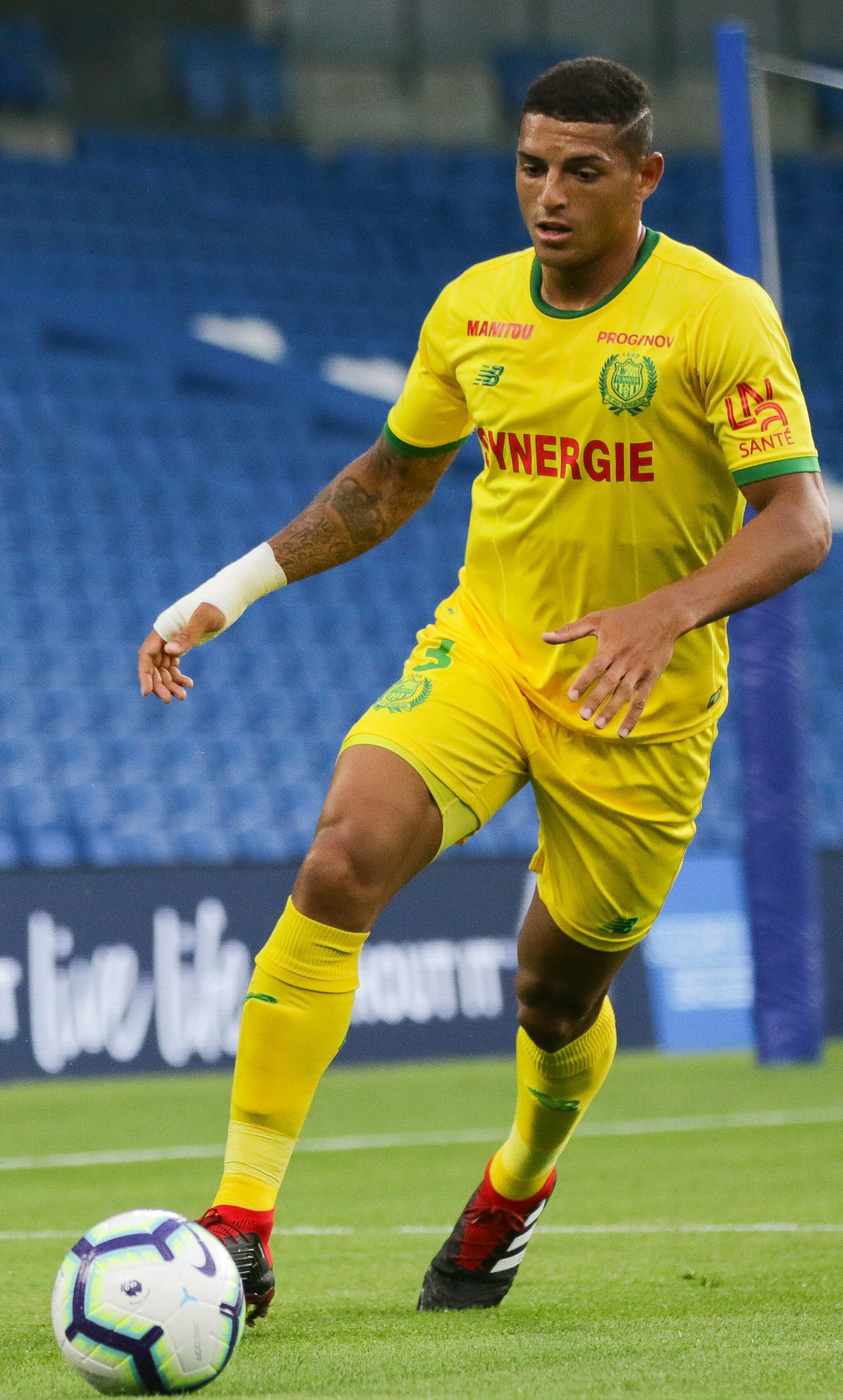 Diego Carlos topla ilerlerken (Nantes dönemi arşiv görüntüsü) — Fenerbahçe'den ayrılıp Vasco da Gama'ya transfer oluyor