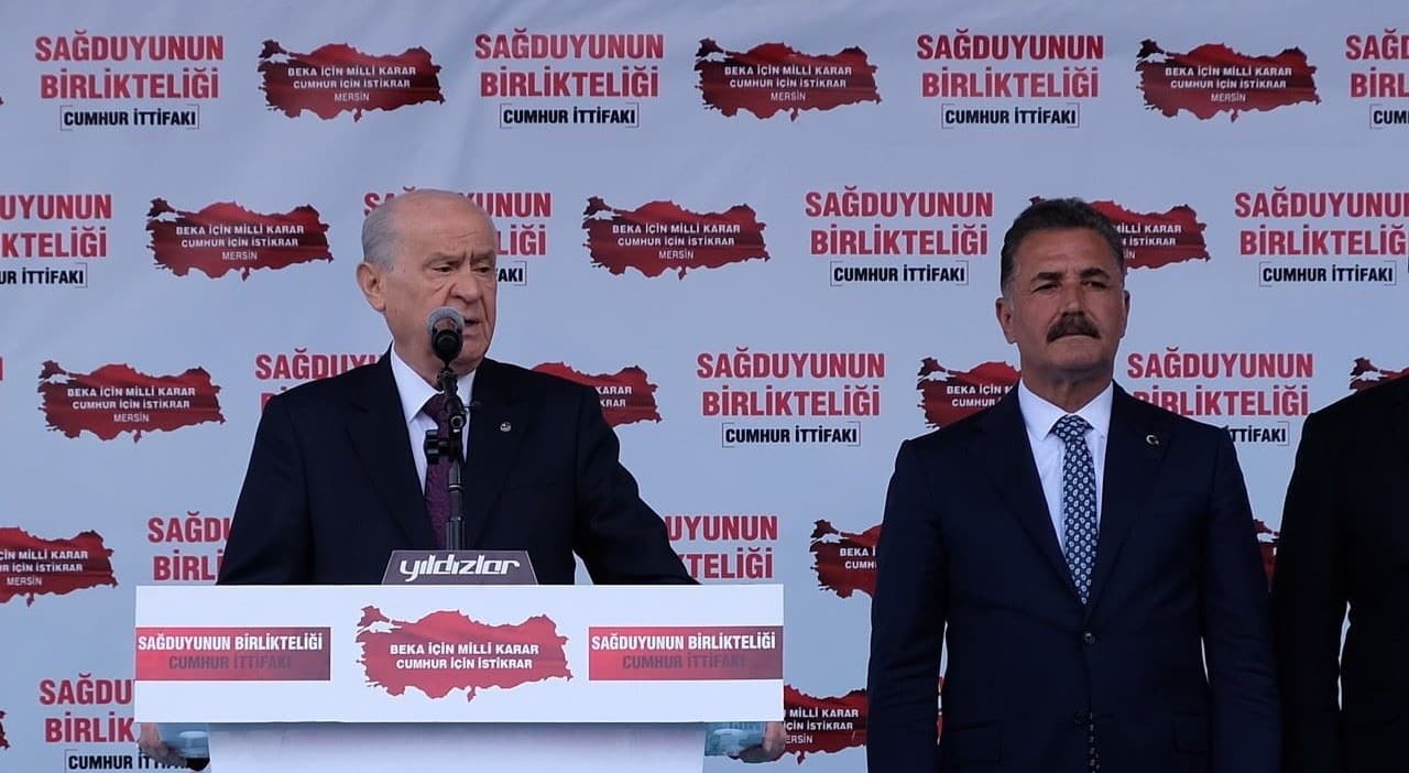 MHP Genel Başkanı Devlet Bahçeli bir programda kürsüde konuşurken (arşiv fotoğrafı)