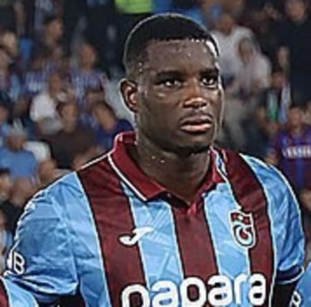 Paul Onuachu, Trabzonspor forması ve kulüp armasıyla sahada (2025-26 sezonu)