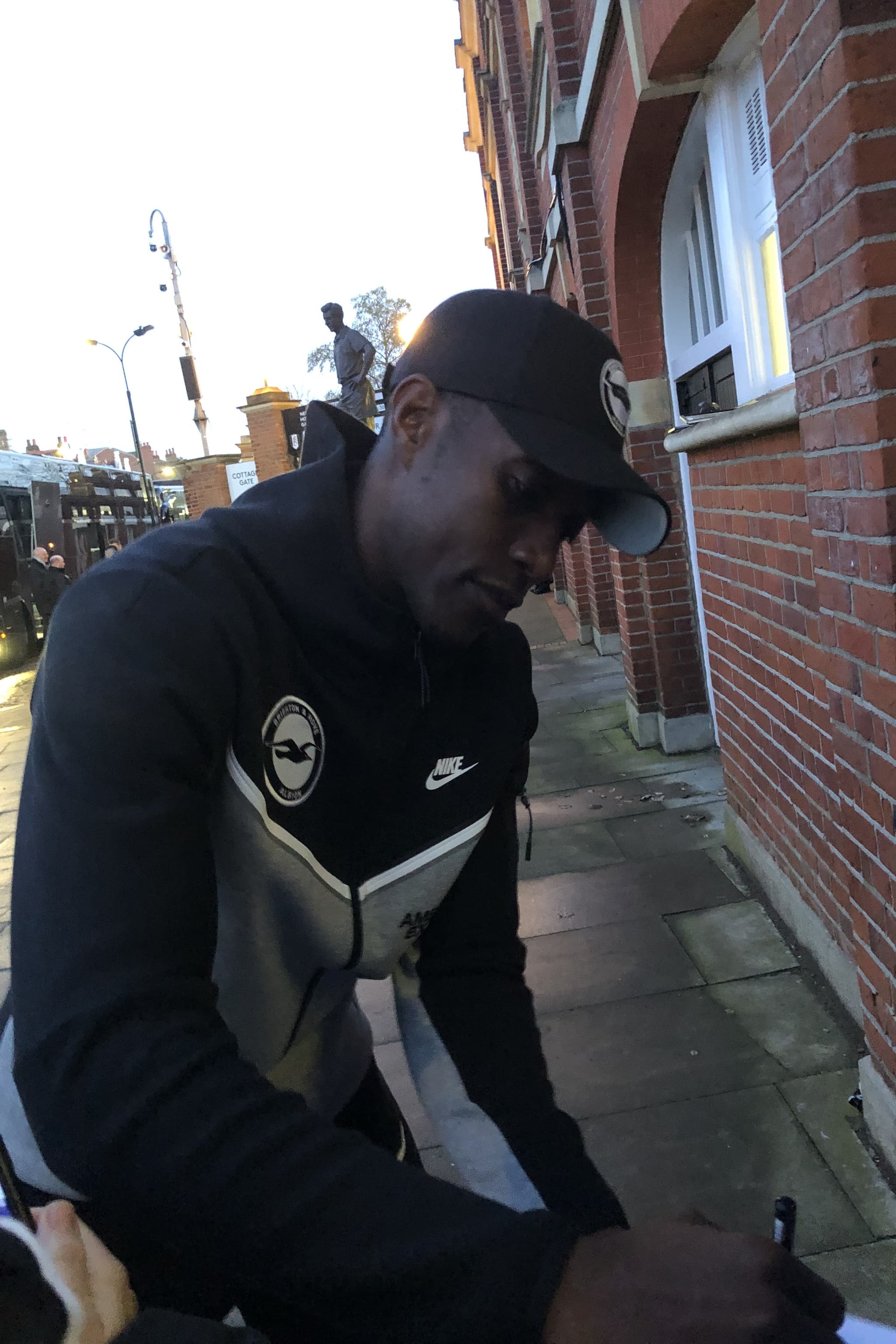 Danny Welbeck, Brighton armalı eşofmanıyla taraftara imza verirken (Mart 2024, arşiv görüntüsü)