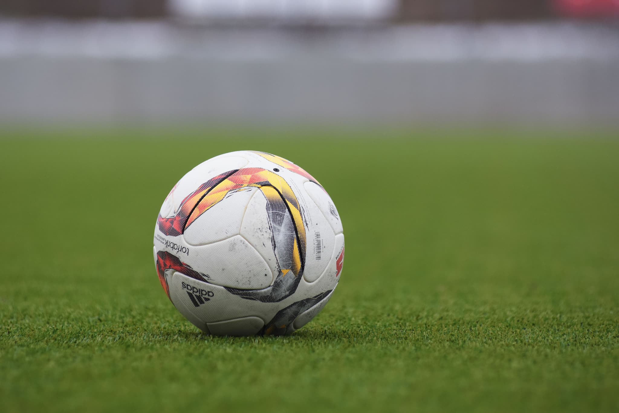 Çim sahada bir futbol topu (temsilî görsel)