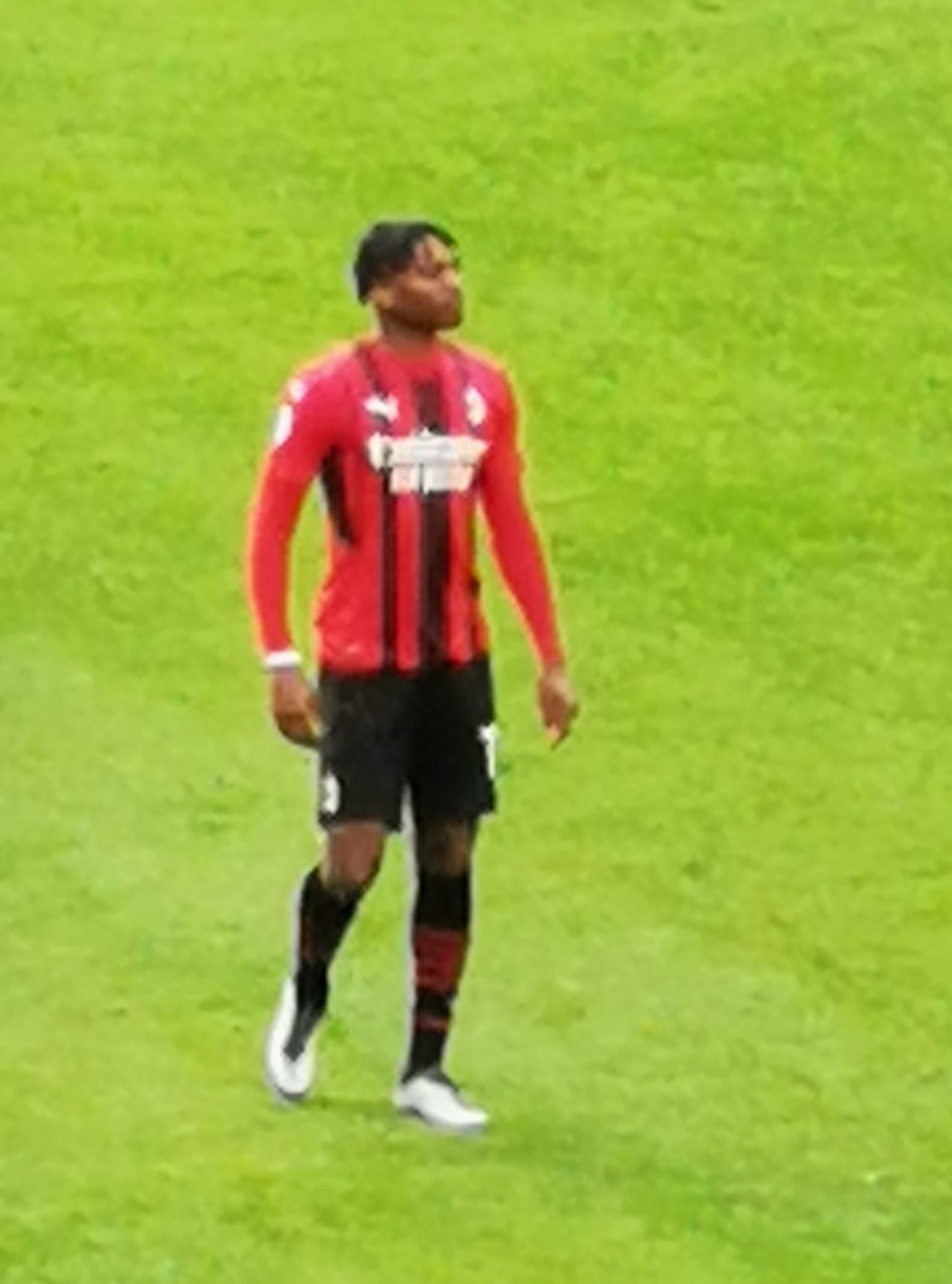 Rafael Leão, Milan forması ve armasıyla sahada (2021-22 sezonu, arşiv görüntüsü)
