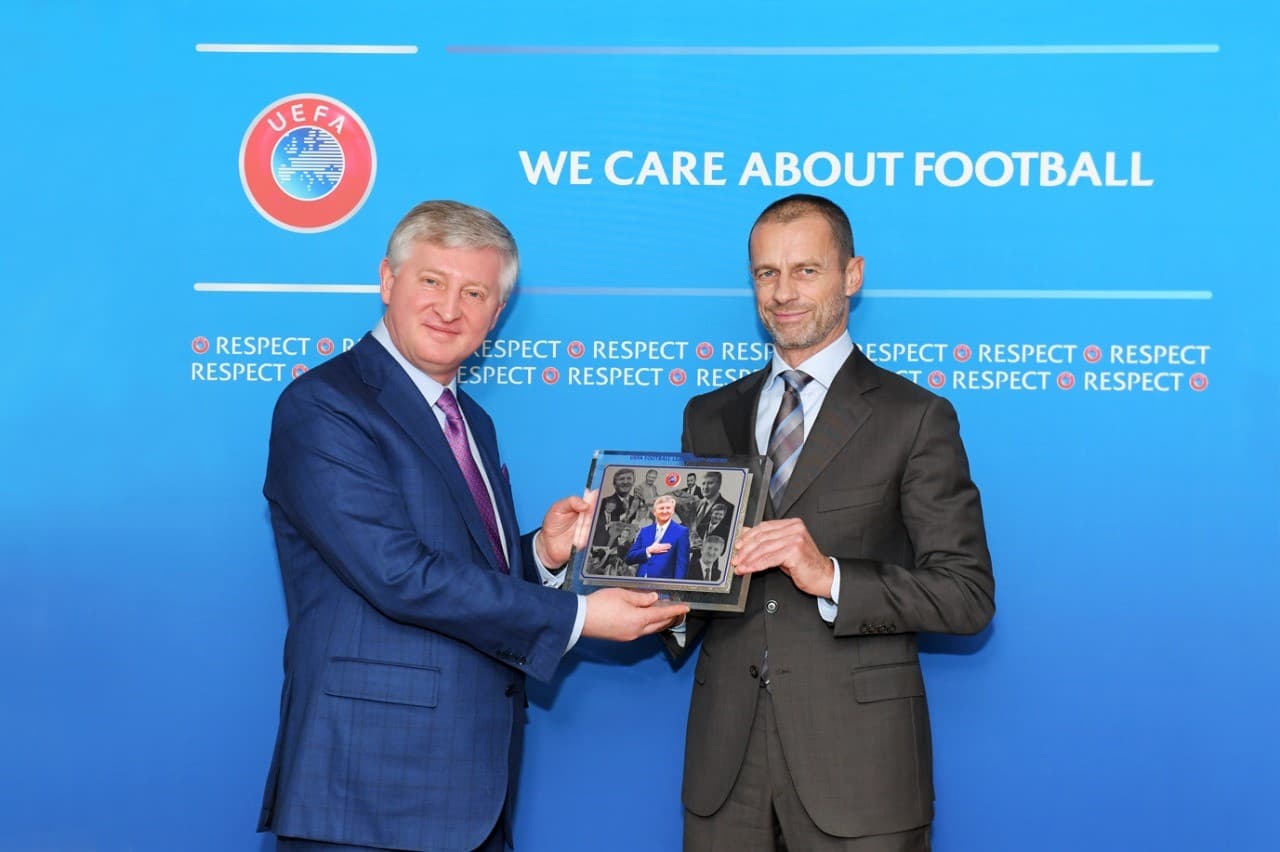 UEFA Başkanı Aleksander Čeferin, UEFA logosu önünde bir ödül töreninde görülüyor