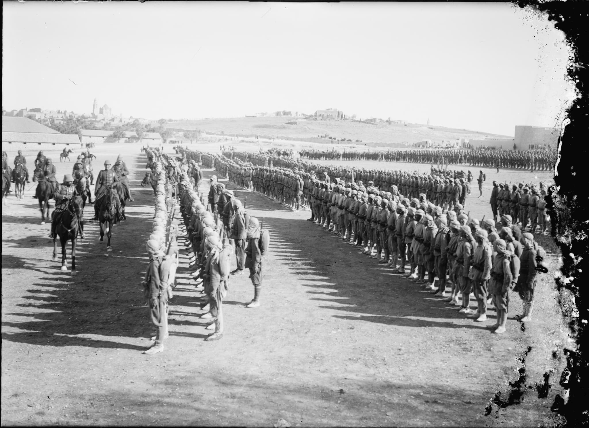 Cemal Paşa'nın 1917'de Kudüs'te Osmanlı 4. Ordu birliklerini teftiş ettiği I. Dünya Savaşı dönemi fotoğrafı