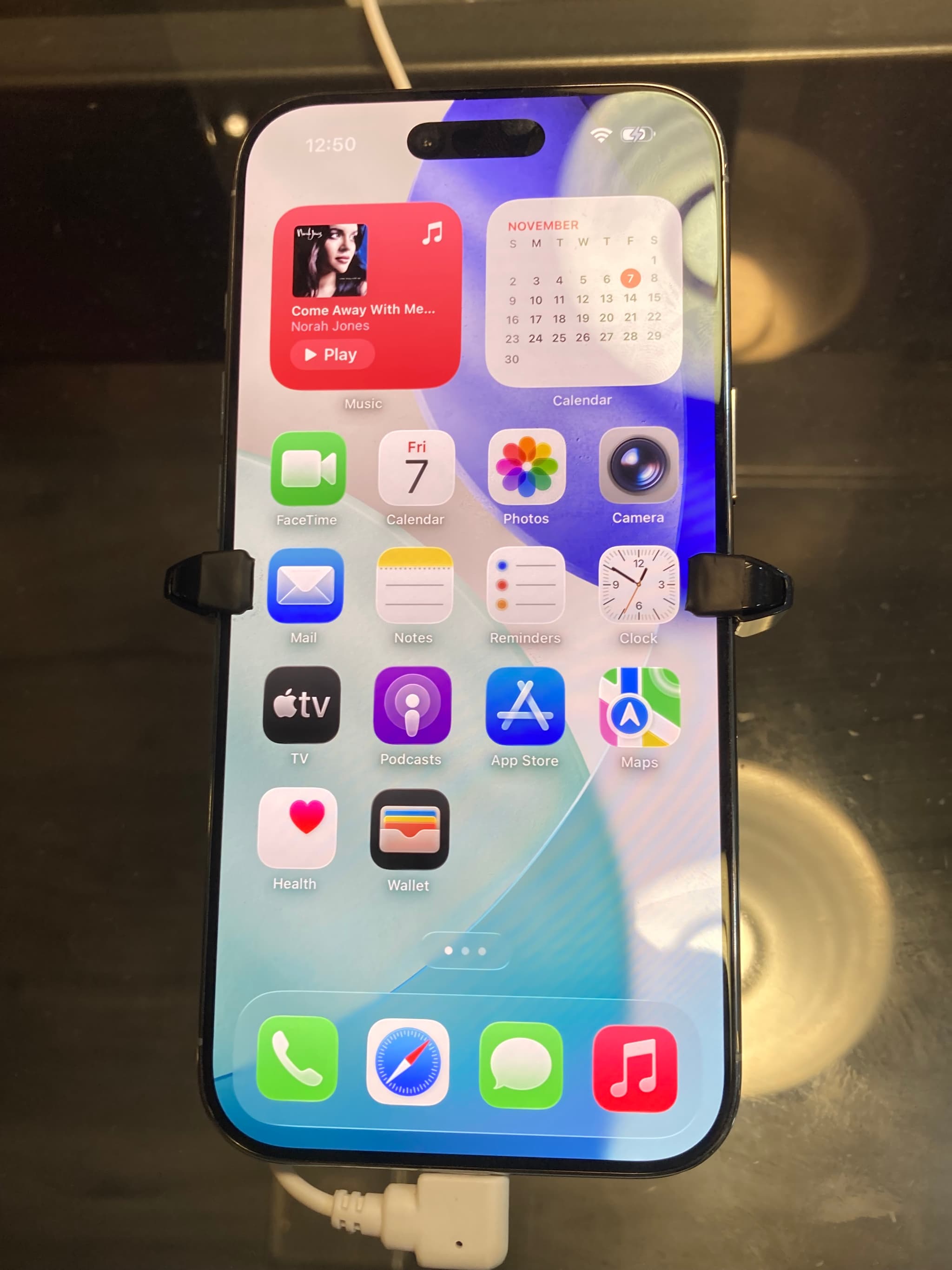 Bir Apple Store'da sergilenen önceki nesil bir iPhone modeli (temsilî görsel)