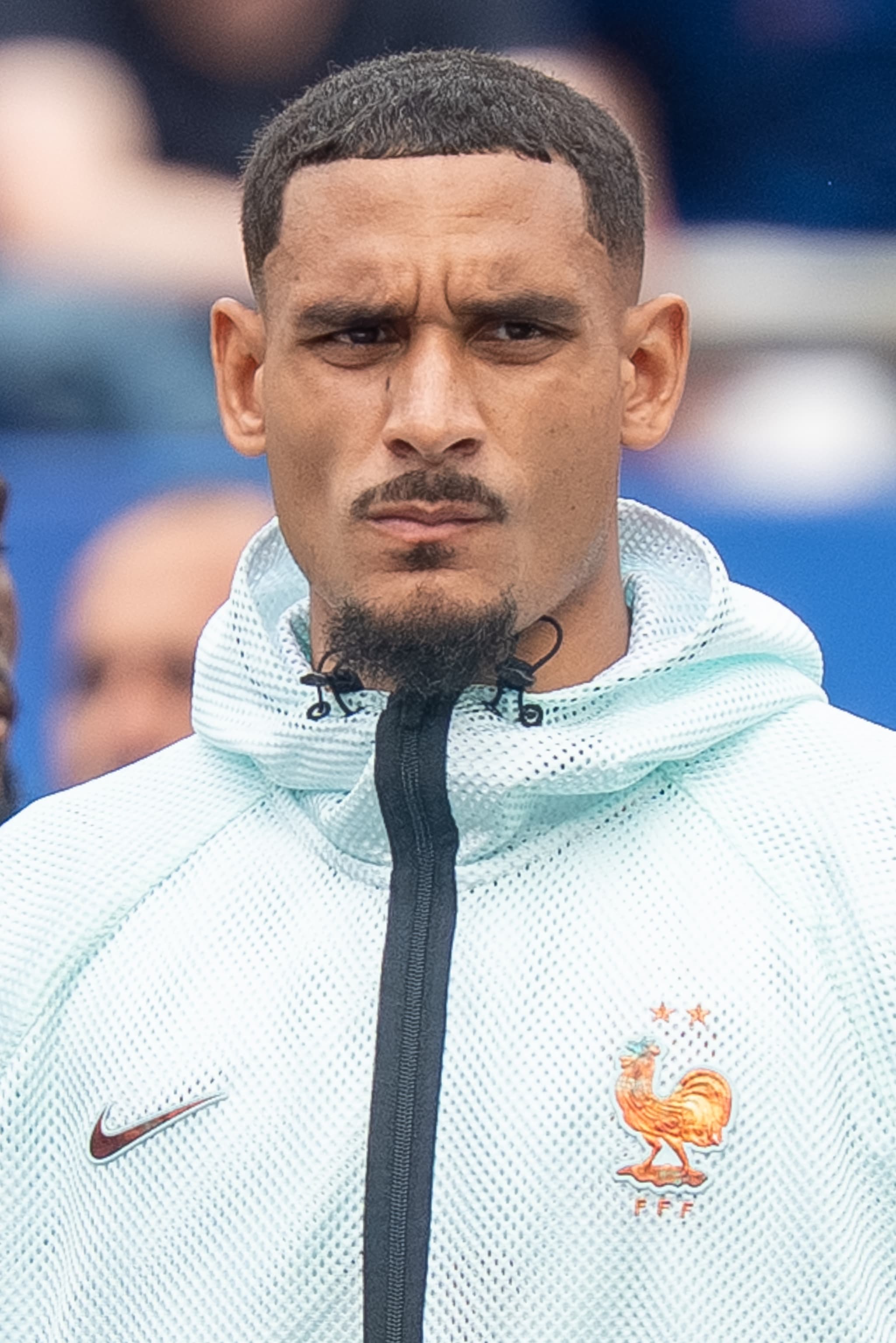 Maxence Lacroix, Fransa Millî Takımı ceketiyle sahada — Chelsea, stoperi Crystal Palace’tan 52 milyon sterline transfer etti